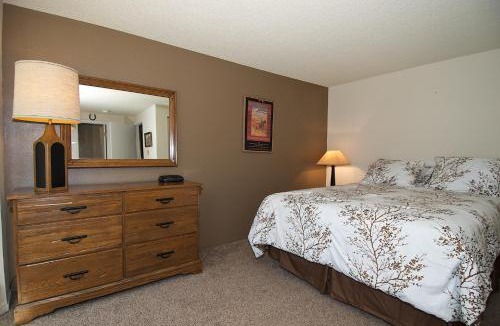 Island Park House | Quickdraw by KABINO Satellite WiFi Awesome Location Sleds Welcome Condo on Golf Course