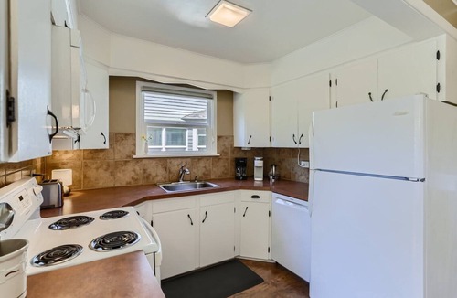 Belmont House | Quiet 2-bedroom Craftsman in SE Portland with central AC and 2 King beds