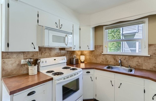 Belmont House | Quiet 2-bedroom Craftsman in SE Portland with central AC and 2 King beds