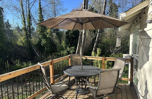 Tacoma House | Quiet and comfortable two bedroom townhome near Puget Sound waterfront.