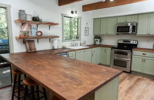 Sudden Valley Cabin | Quiet and cozy cabin, minutes to trailheads and Bellingham.