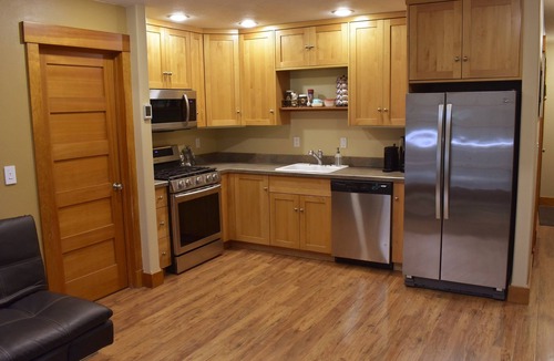 Sandpoint Cottage | Quiet carriage house in the woods, full kitchen, garage