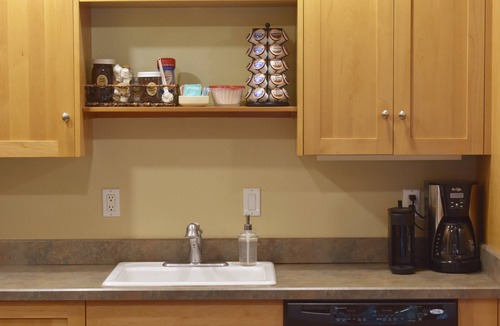 Sandpoint Cottage | Quiet carriage house in the woods, full kitchen, garage