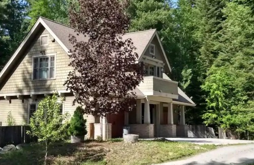 Sandpoint Cottage | Quiet carriage house in the woods, full kitchen, garage