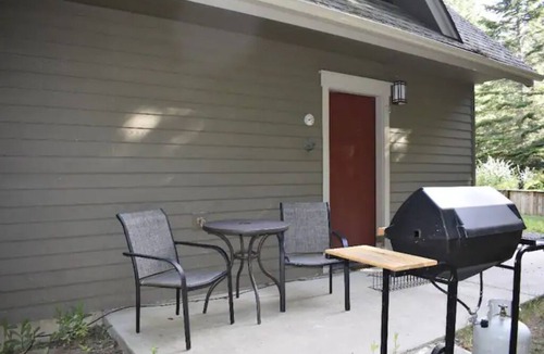 Sandpoint Cottage | Quiet carriage house in the woods, full kitchen, garage