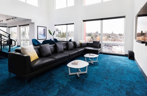 Brighton Apartment | Quiet corner 1 bedroom top floor apartment. 20 second walk to board the train.