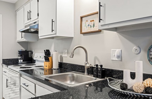 Mount Clemens Apartment | Quiet Cozy End Unit Near Mt. Clemens Downtown