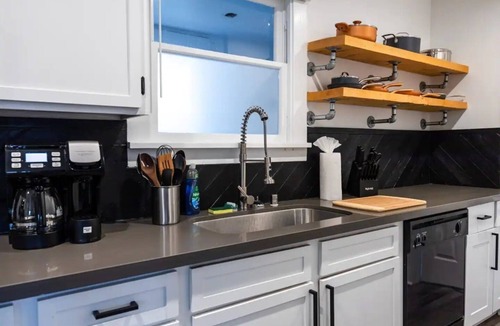 South Tacoma Apartment | Quiet neighborhood, Central location