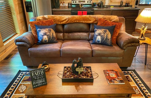 Sevierville Cabin | QUIET~PEACEFUL~FAST WIFI~FP, HOTTUB, K/BED, CLOSE TO DOLLYWOOD/PIGEON FORGE