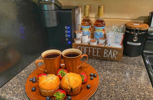 Sevierville Cabin | QUIET~PEACEFUL~FAST WIFI~FP, HOTTUB, K/BED, CLOSE TO DOLLYWOOD/PIGEON FORGE