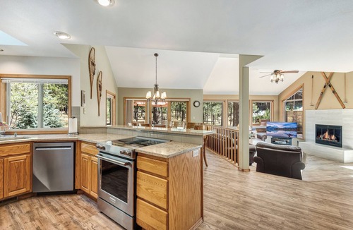 Overlook Park House | Quiet street & setting close to SHARC with Master on Main - A/C & Sharc Passes