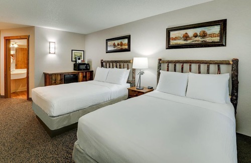 Johnston Hotel | Quiet Suburban Stay | 2 Suites | 4.3 mi to Merle Hay Mall