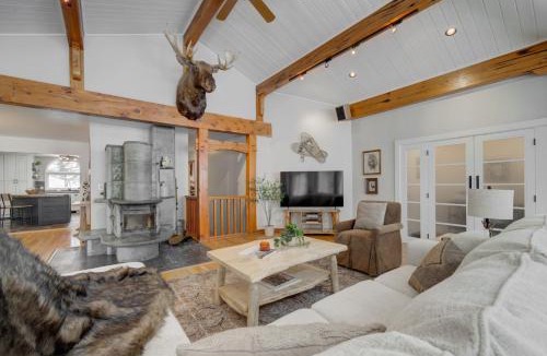 Bozeman House | Quinn Peaks Entire 30 Acre Property with a hot tub