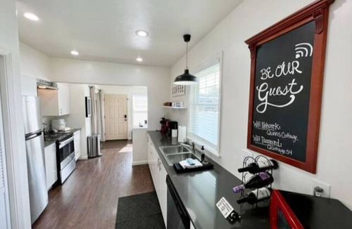 Baker City House | Quinn`s Cottage, Downtown! Cozy Downtown Home! Sleeps 6, Local Golfing 50% Off!