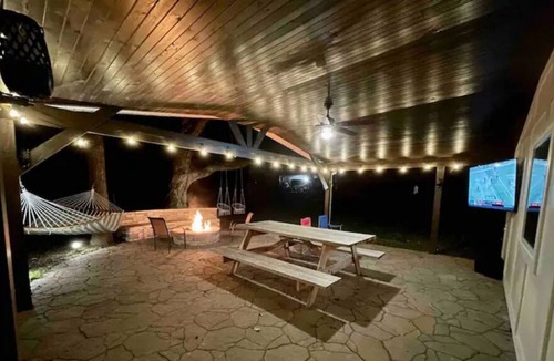 Madison House | Quite 2bed/1bath hideaway on spacious lot