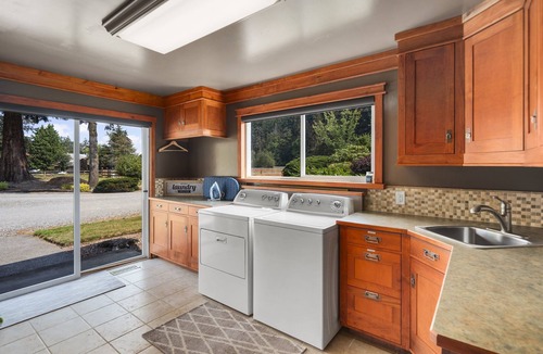 Enumclaw House | Rainier Ranch & Poolside Escape