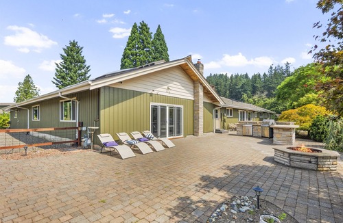 Enumclaw House | Rainier Ranch & Poolside Escape