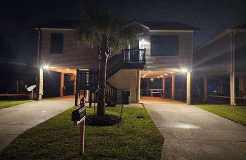 Barataria House | Raised waterfront property for some great fishing and entertaining