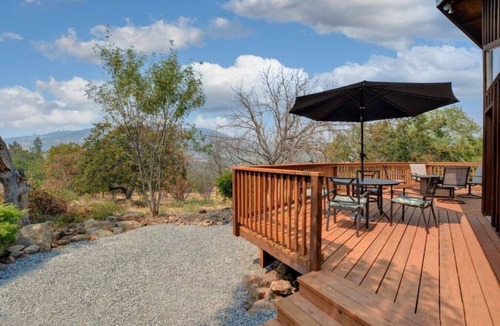Eagle Point Cabin | Ranch Cabin w/Hot Tub near Medford, OR