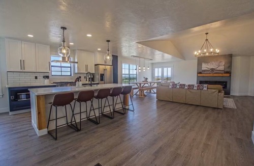 Ellensburg House | Ranch Retreat Sleeps 16 VIEWS Hot tub Gas Firepit