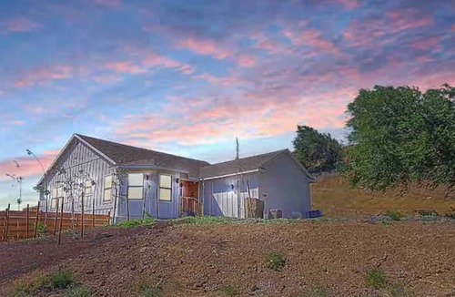 Ellensburg House | Ranch Retreat Sleeps 16 VIEWS Hot tub Gas Firepit