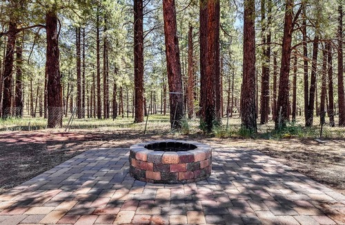 Parks Cabin | Rare, Log Cabin Treasure! Close to Grand Canyon /Now with Wi-Fi!