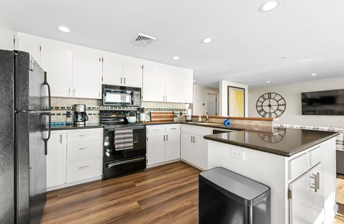 Harbor House | Rare Oceanfront 3 bed, 3 Bath: Serene Coastal Getaway with Stunning Sunset Views