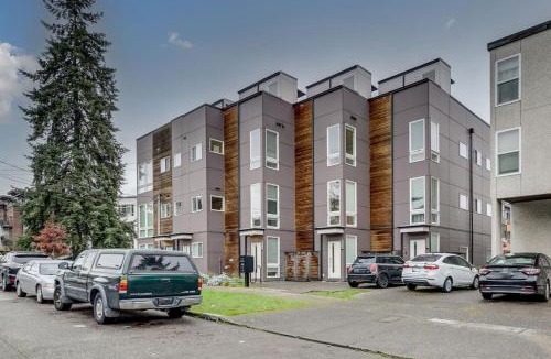 University District House | Ravenna Trailside Retreat Walk to UW and U-Village