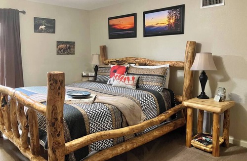 Westcliffe Hotel | Ravens' Aspen Breeze 3rm Suite, King, living w/kitchenette, w/Fire Pit & Grill