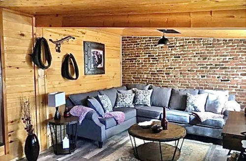 Westcliffe Hotel | Ravens Little Brick Lodge on Main, King, Living Rm, Kitchen, Grill, Dog ok