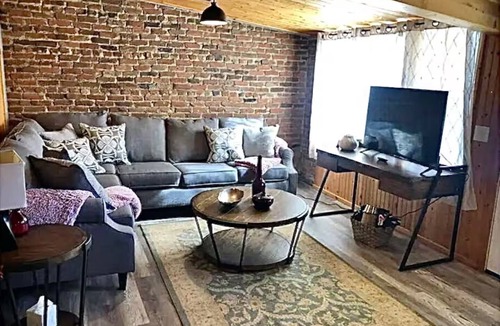 Westcliffe Hotel | Ravens Little Brick Lodge on Main, King, Living Rm, Kitchen, Grill, Dog ok
