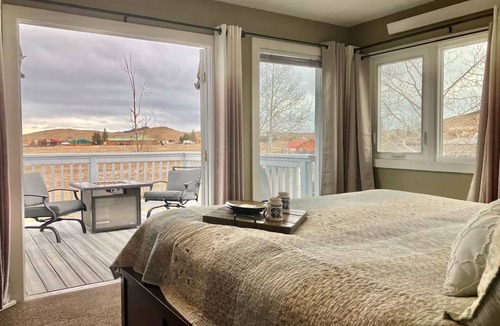 Westcliffe Hotel | Ravens Sunny Days King Studio w/Kitchenette, w/d, deck fire pit/grill