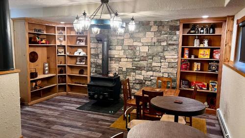 Klamath Lake House | Ravenwood Manor - Sleeps 12 - Family Friendly