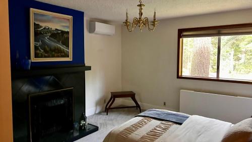 Klamath Lake House | Ravenwood Manor - Sleeps 12 - Family Friendly