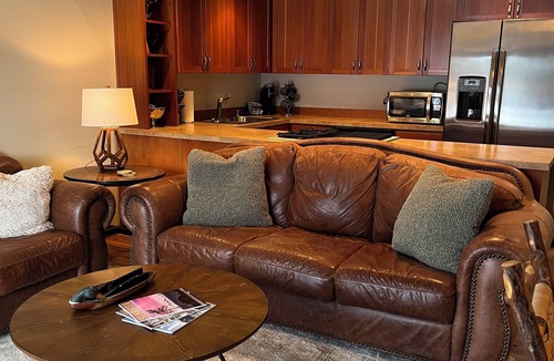 Overlook Park Condo | Recently Remodeled Golf Course Condo w/A/C, SHARC Passes, Bikes & Pet Friendly