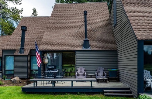 Overlook Park Condo | Recently Remodeled Golf Course Condo w/A/C, SHARC Passes, Bikes & Pet Friendly