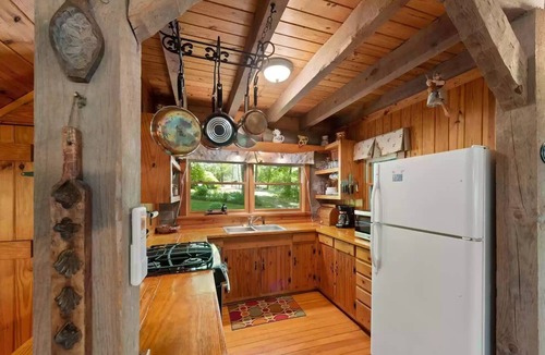 Mentone Cabin | Red Bird Roost - Cozy log cabin on the Brow steps to downtown and Brow Park