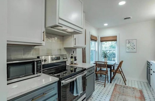 Hannon Park Apartment | Red Door Loft, Steps from Dauphin Street, Historic Mobile Boutique 2BR