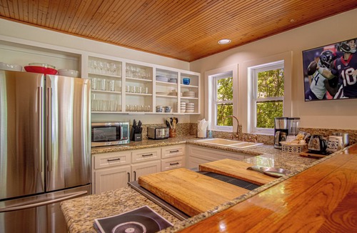 Hailey House | Red Elephant | 4BR - Fire Pit - River & Downtown