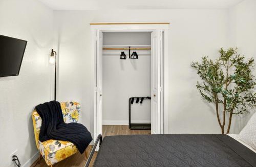 Cave Junction House | Redwoods Stopover- Near Hiking, Pet Friendly