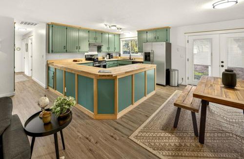 Cave Junction House | Redwoods Stopover- Near Hiking, Pet Friendly