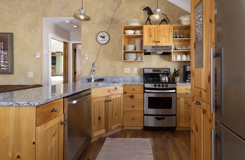 Big Sky Cabin | Relax & Adventure! True Ski-in/ski-out, Cozy Cowboy Heaven Cabin, Hot Tub, Views
