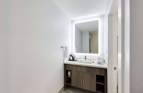 Grants Pass Hotel | Relax and Recharge! Stylish Unit Awaits! Quick Drive to Grants Pass Golf Club!