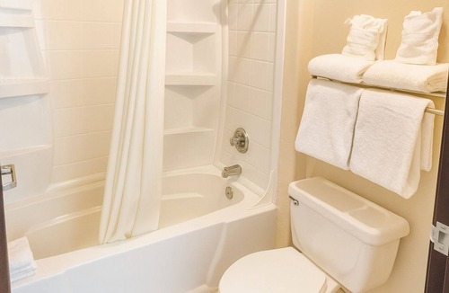 Window Rock Hotel | Relax and Unwind! Kid-friendly Unit w/FREE Breakfast & Parking! Pool & Hot Tub!