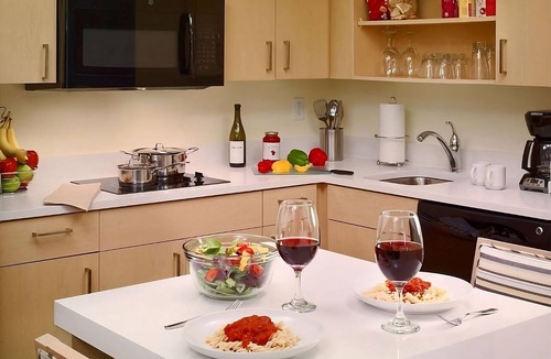 Auburn Hills Hotel | Relax by the Pool & Enjoy Free Breakfast! Comfortable Stay at Auburn Hills!