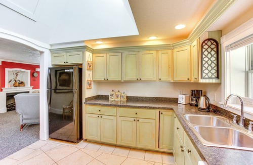 Frankfort Apartment | Relax Fireside! Frankfort Apt Near Dtwn & Beaches