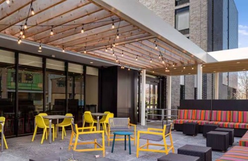 Des Moines Hotel | Relax in a Chic Room w/Kitchen Near Raccoon River – 7 Miles