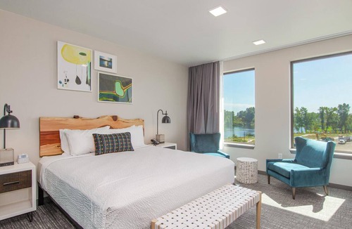 Independence Hotel | Relax in a Contemporary Room Close to Riverview Park & Paddling Adventures