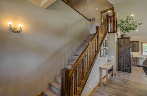 Donnelly Cabin | Relax in Style | Chic Home w/Hot Tub + Mountain Views