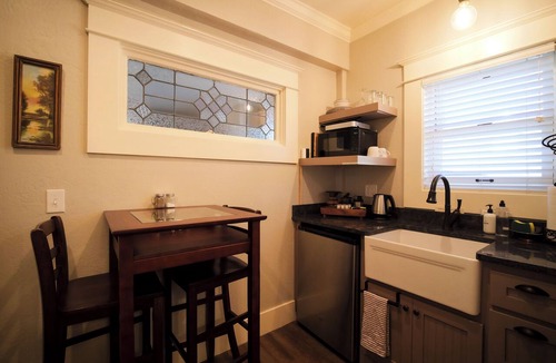Siskiyou-Hargadine Historic District Apartment | Relax in the luxurious 1-bedroom Louisa Suite at RedTail Inn. Enjoy a double rain shower, plush linens, and a shared hot tub. Located near downtown Ashland, with off-street parking and high-speed WiFi.